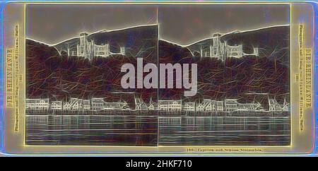 Ispirato da Vista di Capellen e Castello Stolzenfels come visto da Lahnstein, Germania, Capellen und Schloss Stolzenfels, Die Rheinlande, Sophus Williams, editore: Sophus Williams, Lahnstein, Editore: Berlino, 1884, carta, stampa albume, altezza 86 mm x larghezza 177 mm, reinventato da Artotop. L'arte classica reinventata con un tocco moderno. Design di calda e allegra luminosità e di raggi di luce. La fotografia si ispira al surrealismo e al futurismo, abbracciando l'energia dinamica della tecnologia moderna, del movimento, della velocità e rivoluzionando la cultura Foto Stock