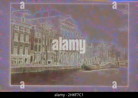 Ispirato alla vista di Felix Meritis sul Keizersgracht di Amsterdam, Amsterdam, 1850 - 1900, stampa albume, altezza 108 mm x larghezza 167 mm, reinventato da Artotop. L'arte classica reinventata con un tocco moderno. Design di calda e allegra luminosità e di raggi di luce. La fotografia si ispira al surrealismo e al futurismo, abbracciando l'energia dinamica della tecnologia moderna, del movimento, della velocità e rivoluzionando la cultura Foto Stock