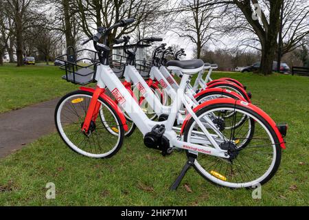 Big Issue eBikes raffigurato a Bristol, la prima città del Regno Unito a lanciare un programma di questo tipo. Il programma riunisce il Big Issue e ShareBike. Foto Stock