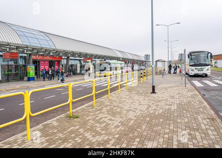 Edificio WMI dell'Aeroporto Modlin di Varsavia. Trasferimento autobus navetta accanto agli arrivi. Nowy Dwor Mazowiecki, Polonia - 23 ottobre 2021 Foto Stock