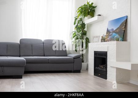 Cornice mockup in casa colonica scandinava soggiorno interno, Foto Stock