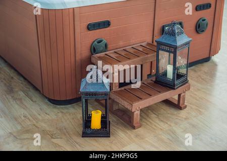 Vasca idromassaggio con candele pronta per fare il bagno. Concetto di giorno di San Valentino Foto Stock