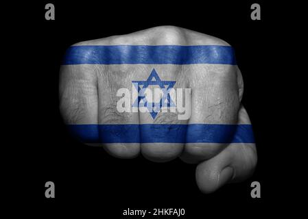 Bandiera di Israele dipinta su forte pugno su sfondo nero Foto Stock
