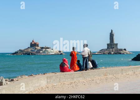 Kanniyakumari, India - 2022 gennaio: Vivekananda Rock Memorial e Thiruvalluvar statua vista dalla costa. Foto Stock