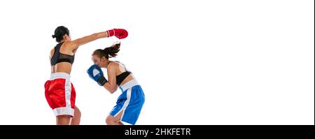 Due boxer professionali donna che pugilato isolato su sfondo bianco studio. Coppia di allenamenti muscolosi caucasici combattenti. Sport, concorrenza Foto Stock