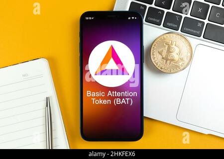 Kharkov, Ucraina - 31 gennaio 2022: Attenzione di base Token simbolo BAT. Commercio con criptovaluta, denaro digitale e virtuale, banca con telefono cellulare Foto Stock