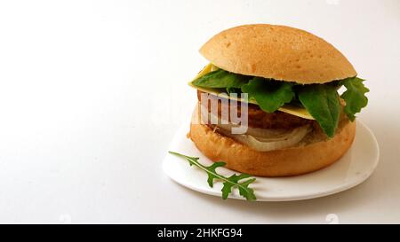 Hamburger vegano. Carne a base di proteine di soia e frumento. Formaggio a base di olio di cocco. Foto Stock