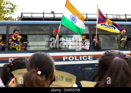 New Delhi, Nuova Delhi, India. 3rd Feb 2022. I membri della comunità tibetana vengono trattenuti durante una protesta che chiede il boicottaggio delle Olimpiadi invernali di Pechino del 2022. (Credit Image: © Karma Sonam Bhutia/ZUMA Press Wire) Credit: ZUMA Press, Inc./Alamy Live News Foto Stock