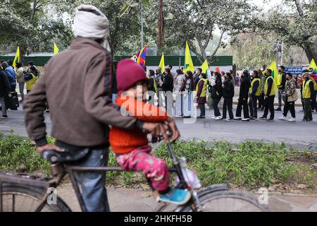 New Delhi, Nuova Delhi, India. 3rd Feb 2022. I membri della comunità tibetana prendono parte a una protesta che chiede il boicottaggio delle Olimpiadi invernali del 2022 a Pechino. (Credit Image: © Karma Sonam Bhutia/ZUMA Press Wire) Foto Stock