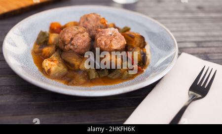 polpette al vapore con verdure in umido con torba sul piatto Foto Stock