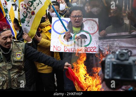 New Delhi, Nuova Delhi, India. 3rd Feb 2022. I membri della comunità tibetana grida slogan mentre bruciano una bandiera cinese durante una protesta che chiede un boicottaggio delle Olimpiadi invernali di Pechino del 2022. (Credit Image: © Karma Sonam Bhutia/ZUMA Press Wire) Foto Stock