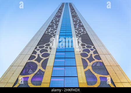 Dubai, Emirati Arabi Uniti, 27.09.21. Dubai cornice ornamentale facciata dorata con disegni del logo di Expo 2020 embedded, vista dal basso verso l'alto simmetrica. Foto Stock