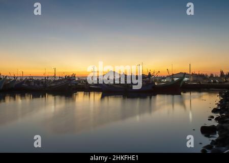 Aceh, Indonesia. 12 gennaio 2022. Barche da pesca ormeggiate al porto di Lampolo, banda Aceh. Foto Stock