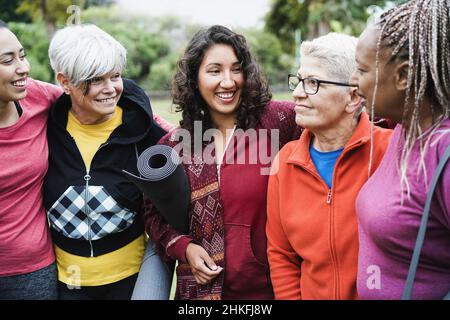 Felice multi generazionale donne che si divertono insieme dopo lo sport allenamento all'aperto - Focus sul centro del viso ragazza Foto Stock