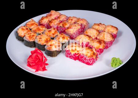 Cucina giapponese - Sushi Roll con gamberi e conger, avocado, Tobiko e formaggio. Sushi roll tempura, cucina giapponese Foto Stock