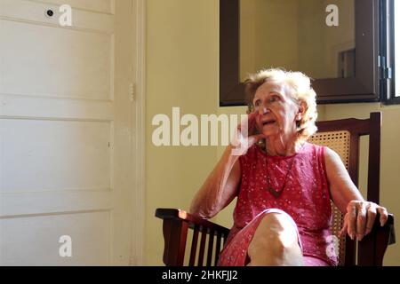 La donna anziana pensiva e pensierosa ha perso nei pensieri Foto Stock