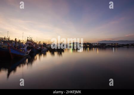 Aceh, Indonesia. 12 gennaio 2022. Barche da pesca ormeggiate al porto di Lampolo, banda Aceh. Foto Stock