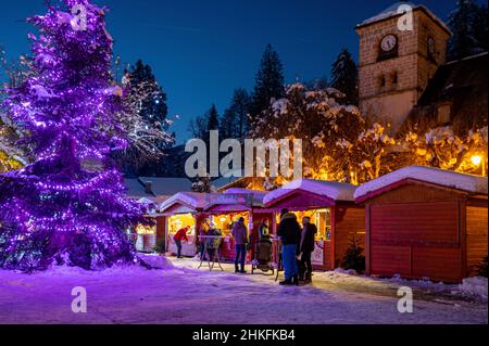 Francia, alta Savoia (74), massiccio del Chablais, Samoëns, Grand Massif, Mercatino di Natale nel centro del paese Foto Stock
