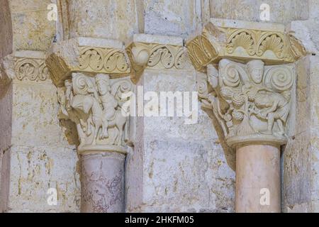 Spagna, Castiglia e León, la Meseta, Carrion de los Condes, tappa sul Camino Francés, percorso spagnolo del pellegrinaggio a Santiago de Compostela, patrimonio mondiale dell'UNESCO, monastero di San Zoilo Cluniac fondato nel 10th secolo, capitali della porta romanica della chiesa Foto Stock