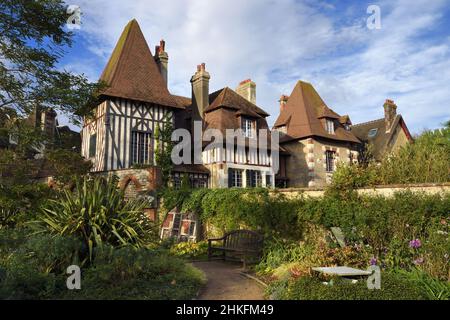 Francia, Calvados, Pays d'Auge, il cote Fleurie (costa fiorita), Cabourg, insetto hotel in un giardino comunale di fronte a una villa di architettura balneare Foto Stock