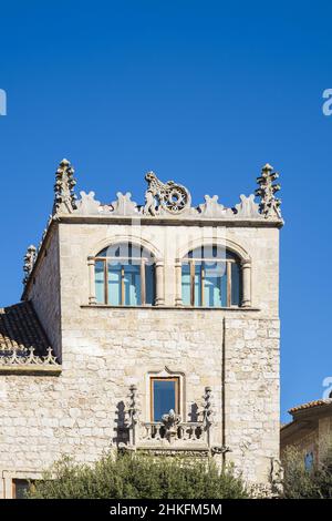 Spagna, Castiglia e León, Burgos, tappa sul Camino Francés, itinerario spagnolo del pellegrinaggio a Santiago de Compostela, patrimonio dell'umanità dell'UNESCO, Plaza de la Libertad, Casa del Cordon, palazzo del 15th secolo dei Costaboli di Castiglia che ospita la Fondazione Caja de Burgos Foto Stock