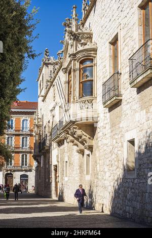 Spagna, Castiglia e León, Burgos, tappa sul Camino Francés, itinerario spagnolo del pellegrinaggio a Santiago de Compostela, patrimonio dell'umanità dell'UNESCO, Plaza de la Libertad, Casa del Cordon, palazzo del 15th secolo dei Costaboli di Castiglia che ospita la Fondazione Caja de Burgos Foto Stock