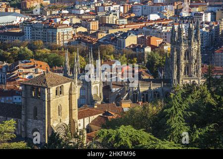 Spagna, Castiglia e León, Burgos, tappa sul Camino Francés, itinerario spagnolo del pellegrinaggio a Santiago de Compostela, patrimonio mondiale dell'UNESCO, panorama dal castello mirador, vista sulla cattedrale gotica di Santa Maria di Burgos (patrimonio mondiale dell'UNESCO) Foto Stock