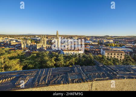 Spagna, Castiglia e León, Burgos, tappa sul Camino Francés, itinerario spagnolo del pellegrinaggio a Santiago de Compostela, patrimonio mondiale dell'UNESCO, panorama dal castello mirador, vista sulla cattedrale gotica di Santa Maria di Burgos (patrimonio mondiale dell'UNESCO) Foto Stock
