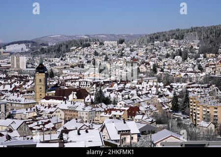 Francia, Doubs, Pontarlier, la città sotto la neve dalla cappella Esperance, chiesa di Saint Benigne, campanile del 17th secolo Foto Stock