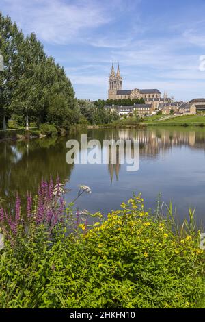 Francia, Manica, Saint-Hilaire du Harcouët, Saint-Hilaire chiesa e il lago Foto Stock