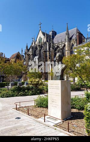 Francia, Aube, Troyes, Place de la Liberation, Statua di Robert Galley, Ministro e Sindaco di Troyes, e Basilica di San Urbano sullo sfondo Foto Stock