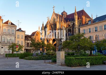 Francia, Aube, Troyes, Place de la Liberation, Statua di Robert Galley, Ministro e Sindaco di Troyes, e Basilica di San Urbano sullo sfondo Foto Stock