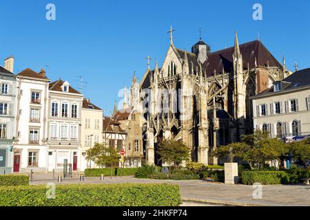 Francia, Aube, Troyes, Place de la Liberation e Basilica di St Urbain Foto Stock