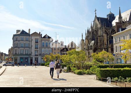 Francia, Aube, Troyes, Place de la Liberation e Basilica di St Urbain Foto Stock