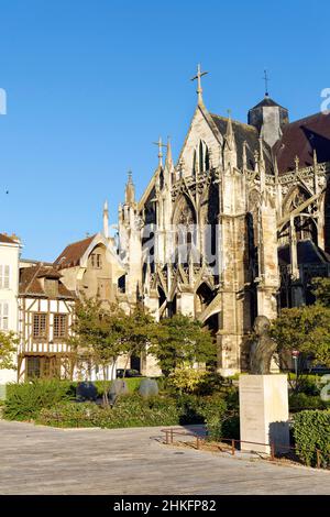 Francia, Aube, Troyes, Place de la Liberation, Statua di Robert Galley, Ministro e Sindaco di Troyes, e Basilica di San Urbano sullo sfondo Foto Stock