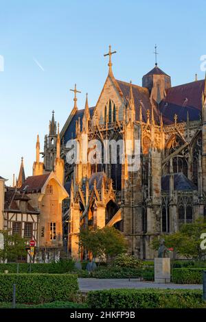 Francia, Aube, Troyes, Place de la Liberation, Statua di Robert Galley, Ministro e Sindaco di Troyes, e Basilica di San Urbano sullo sfondo Foto Stock