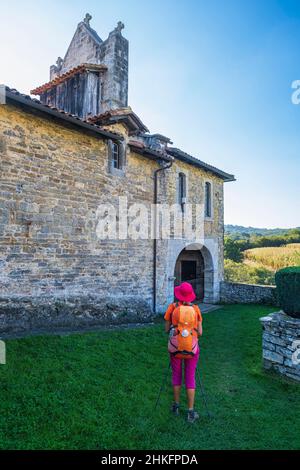 Francia, Pirenei Atlantici, dintorni di Ostabat-ASME, escursione sulla via Lemovicensis o Vezelay, uno dei modi principali per Santiago de Compostela, Saint-Nicolas d'Harambeltz cappella Foto Stock