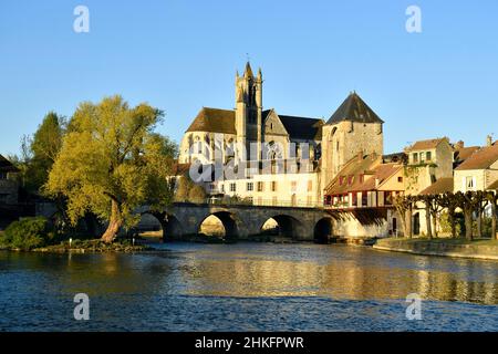 Francia, Senna e Marna, Moret sur Loing, vecchio ponte di pietra sopra il fiume Loing, porta di Borgogna e la Chiesa della Natività Foto Stock