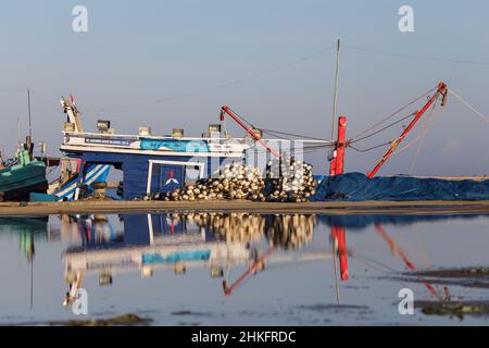 Aceh, Indonesia. 12 gennaio 2022. Barche da pesca ormeggiate al porto di Lampolo, banda Aceh. Foto Stock