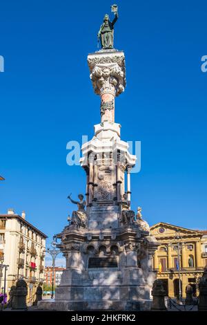 Spagna, Navarra, Pamplona (Iruña), tappa sul Camino Francés, percorso spagnolo del pellegrinaggio a Santiago de Compostela, patrimonio dell'umanità dell'UNESCO, monumento al Fueros (privilegi) dell'architetto Manuel Martinez Ubago Foto Stock