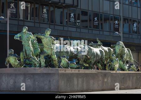 Spagna, Navarra, Pamplona (Iruña), tappa sul Camino Francés, percorso spagnolo del pellegrinaggio a Santiago de Compostela, patrimonio mondiale dell'UNESCO, monumento a El Encierro, bronzo dello scultore Rafael Huerta dedicato alle corride delle feste di San Fermin ogni anno nel mese di luglio Foto Stock