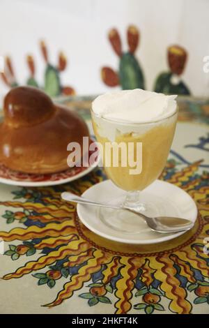 Italia, Sicilia, Taormina, granito servito con crema e brioche su un tavolo dipinto con motivi di piante siciliane tradizionali al bar bam, un'istituzione gourmet nel centro medievale Foto Stock