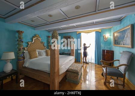 Malta, Valletta, camera da letto con pareti blu cielo decorata con un letto con ornamenti barocchi nella Casa Rocca piccola, un palazzo del 16th secolo che ospita un museo privato e un bed and breakfast Foto Stock