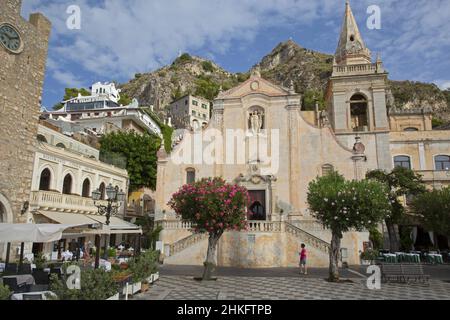 Italia, Sicilia, Taormina, chiesa di San Giuseppe sulla piazza del 9 aprile piantata di oleandri, con le scogliere sullo sfondo Foto Stock