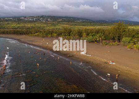 Francia, Reunion Island (dipartimento francese d'oltremare), l'Etang Salé les Bains, la spiaggia di sabbia nera (vista aerea) Foto Stock