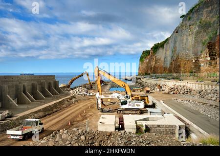 Francia, isola di Reunion (dipartimento francese d'oltremare), la possesso, costruzione della diga della nuova rotta costiera (Nouvelle Route du Littoral - NRL), 5,4 km di viadotto marittimo lungo tra la capitale Saint-Denis e il principale porto commerciale ad ovest Foto Stock