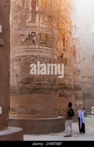 Egitto, Alto Egitto, Valle del Nilo, Luxor, Tempio di Karnak elencato come Patrimonio Mondiale dall'UNESCO, Grande Tempio di Amon, grande sala ipostile con 134 colonne di pietra Foto Stock