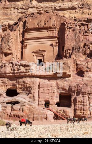 Giordania, Ma'an Governatorato, sito archeologico nabataeo di Petra, patrimonio mondiale dell'UNESCO, case in montagna, facciata Foto Stock