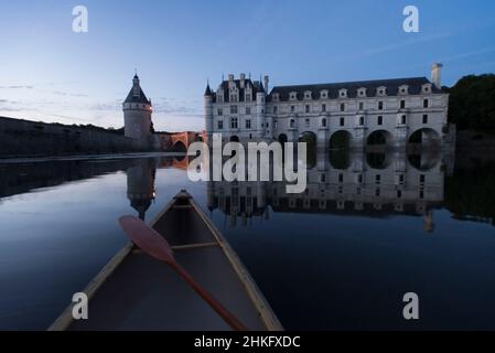 Francia, Indre et Loire, gita in canoa canadese nella valle dello Cher under, o vicino al castello di Chenonceau Foto Stock