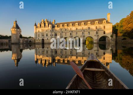 Francia, Indre et Loire, gita in canoa canadese nella valle dello Cher under, o vicino al castello di Chenonceau Foto Stock